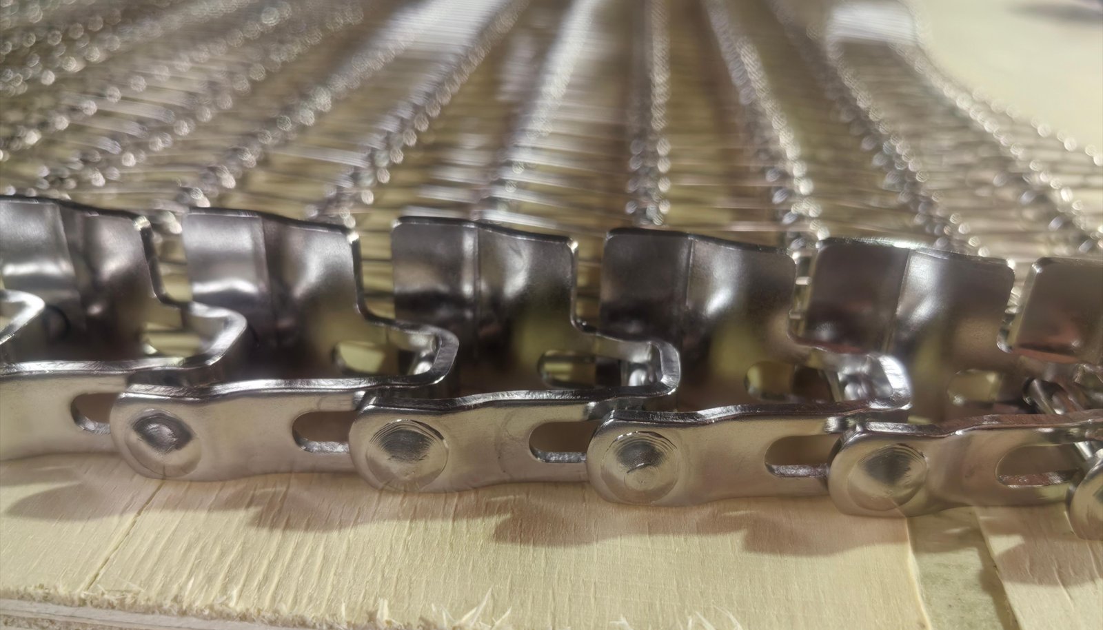 JBL Mesh Belt reference: Edge and side-plate detail