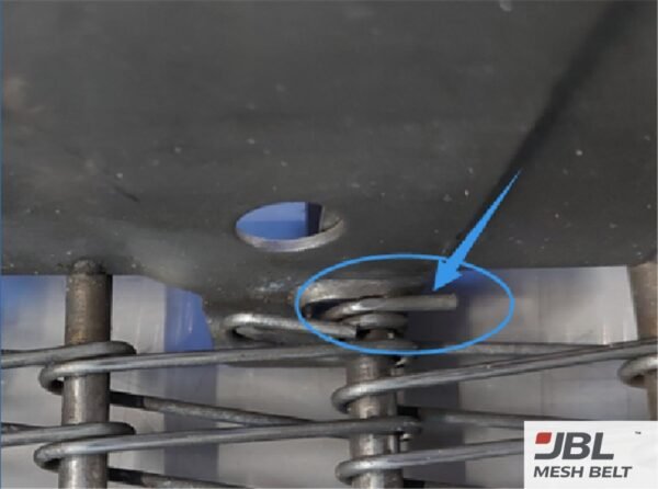 Rejected self-stacking belt with a rod binding in its slot