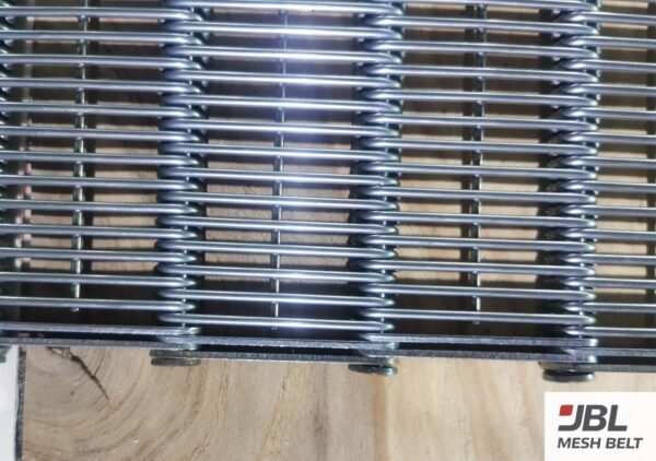 Reinforcing plate along the belt edge