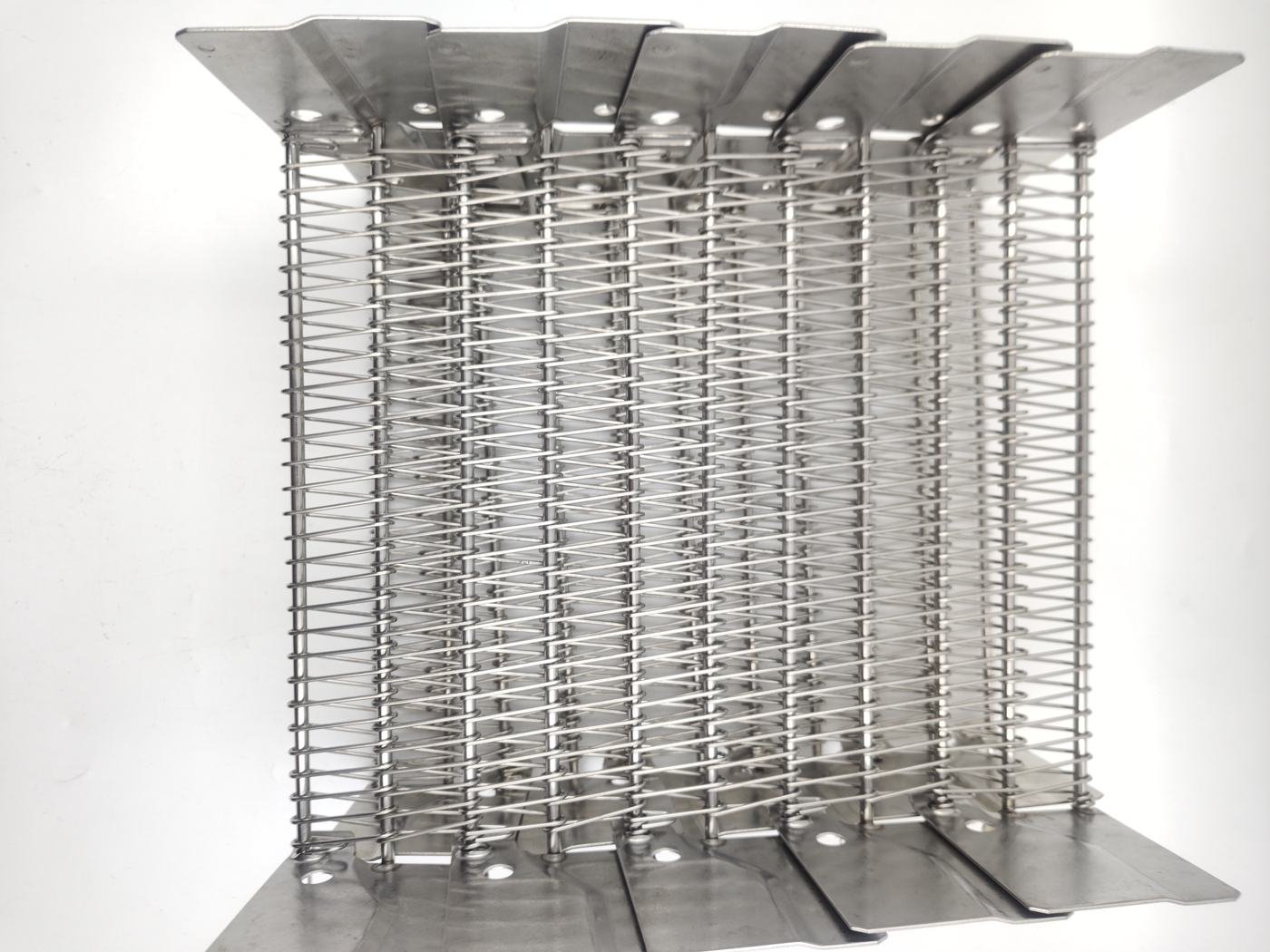JBL Mesh Belt - Open-mesh and side-plate arrangement