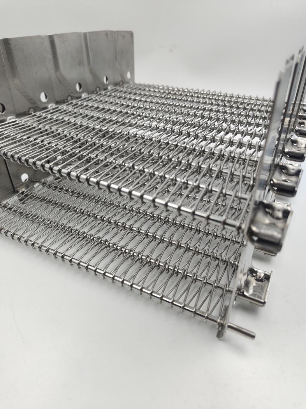 JBL Mesh Belt - Belt and side plates viewed at an angle