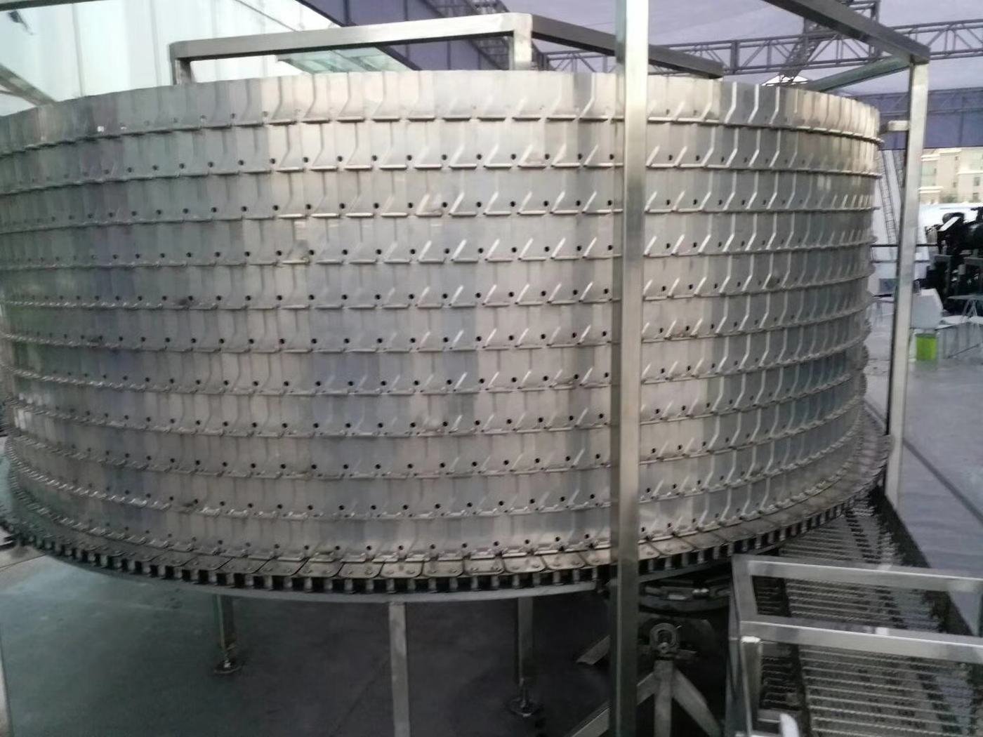 Self-stacking belt running in spiral equipment